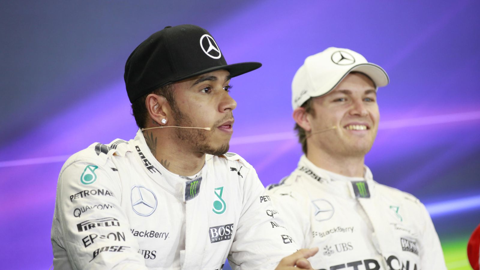 Foto: Nico Rosberg y Lewis Hamilton durante la conferencia de prensa correspondiente a la clasificación (Efe)