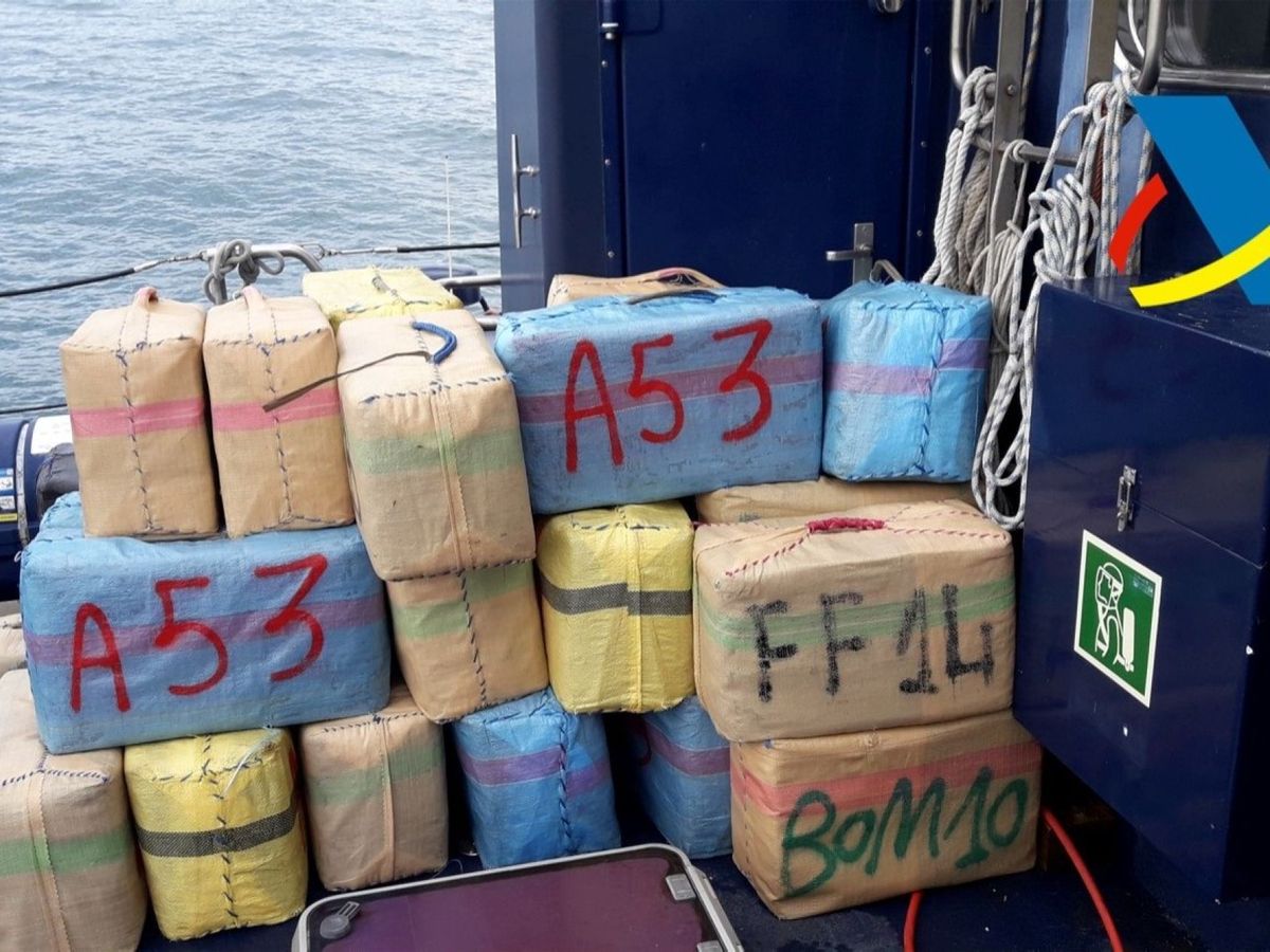 Foto: Imagen de otro cargamento lanzado al mar por los narcos en el Estrecho e interceptado por la Agencia Tributaria el pasado 2 de abril. (EFE)