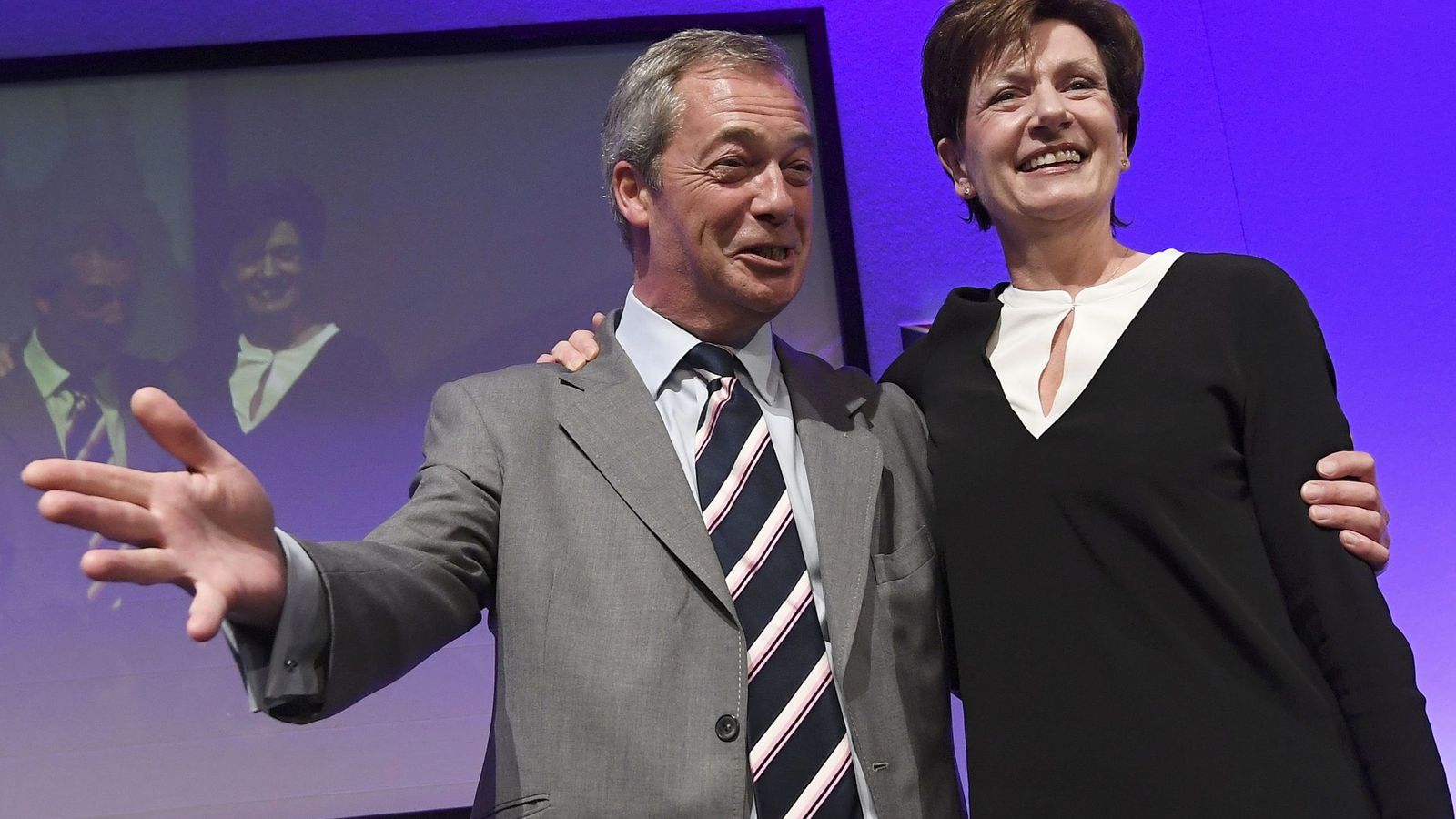Foto: Nigel Farage junto a Diane James. (Reuters)