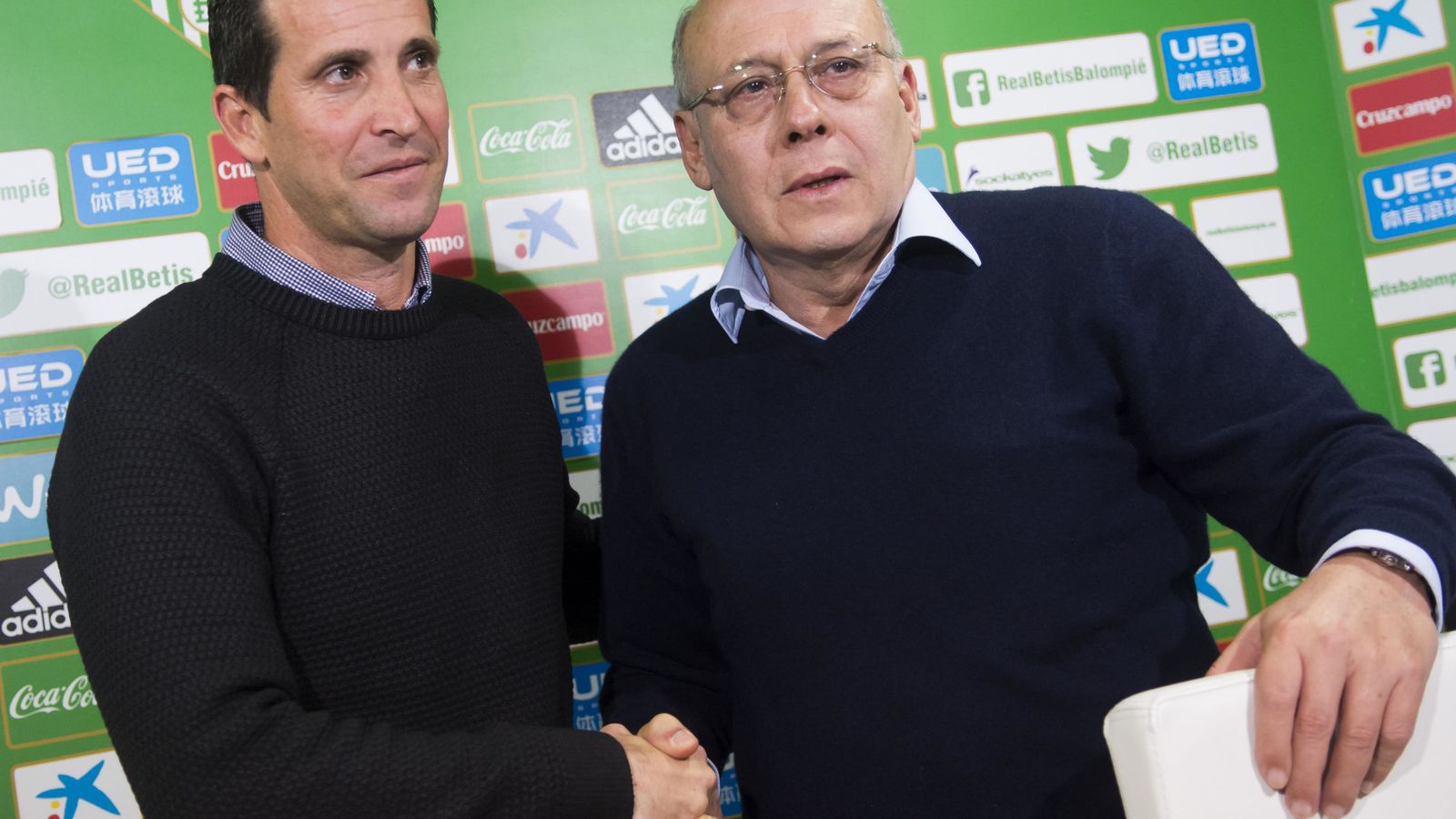 Foto: Juan Carlos Ollero (d) junto a Merino, entrenador del Betis (i). (Efe)