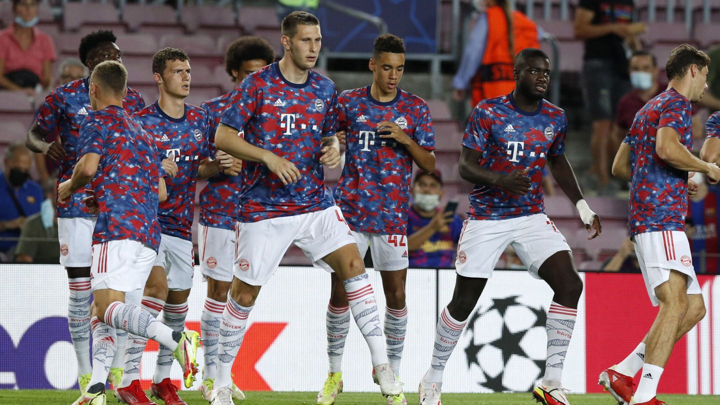 Los jugadores bávaros realizan ejercicios de activación en el Camp Nou. (Reuters)