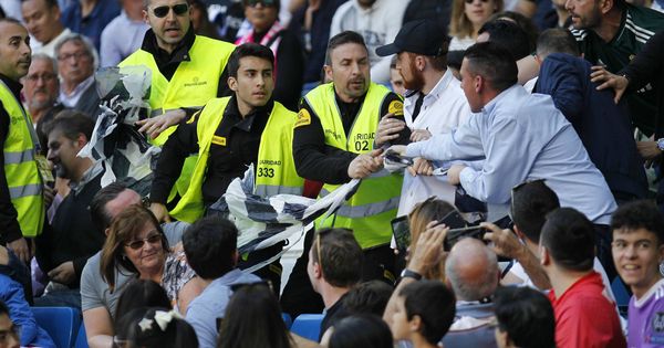 Foto: Cuatro empleados de seguridad retiraron la pancarta contraria a Florentino Pérez. (Cordon Press)