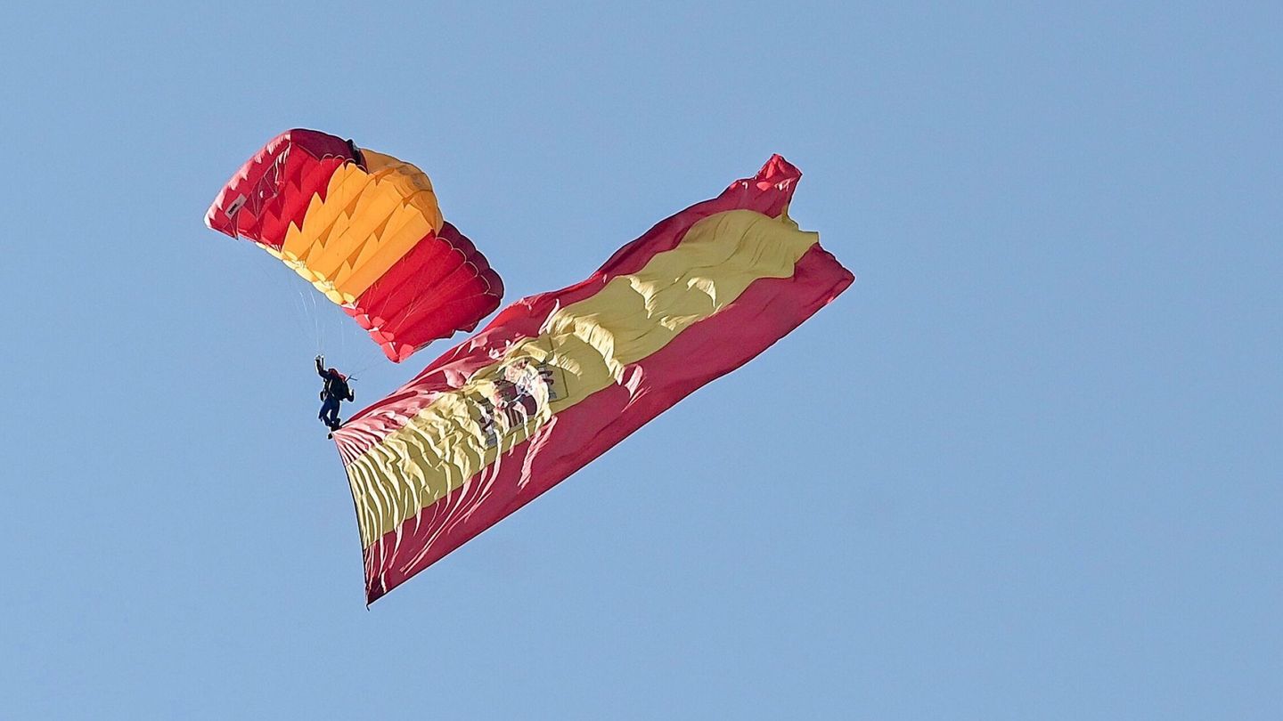 Un paracaidista de la Patrulla Acrobática de Paracaidismo del Ejército del Aire (PAPEA). (EFE)