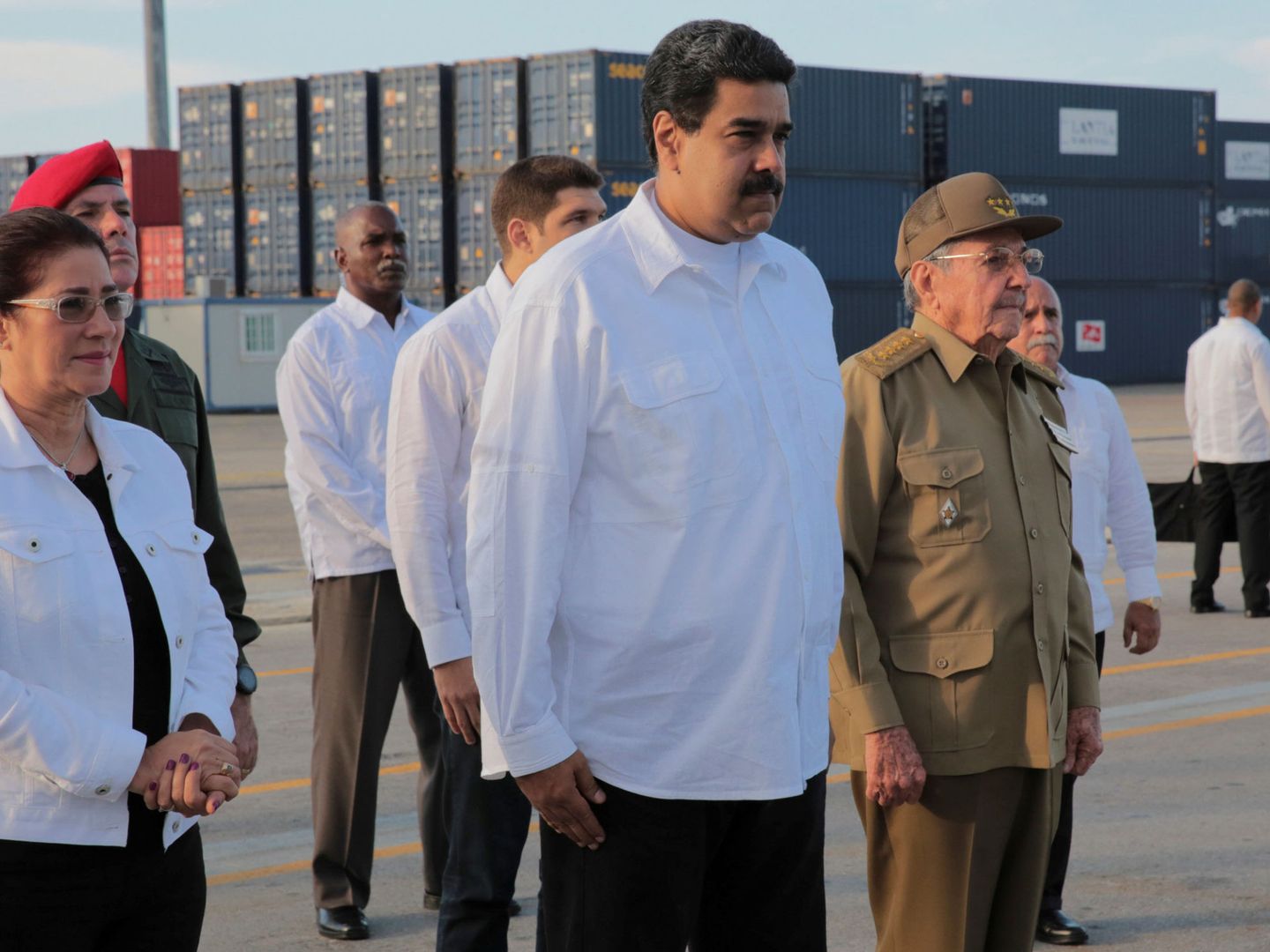 Nicolás Maduro junto a Raúl Castro, durante una ceremonia por la llegada al puerto cubano de Mariel de ayuda humanitaria venezolana tras el huracán Irma, el 22 de septiembre de 2017. (Reuters)
