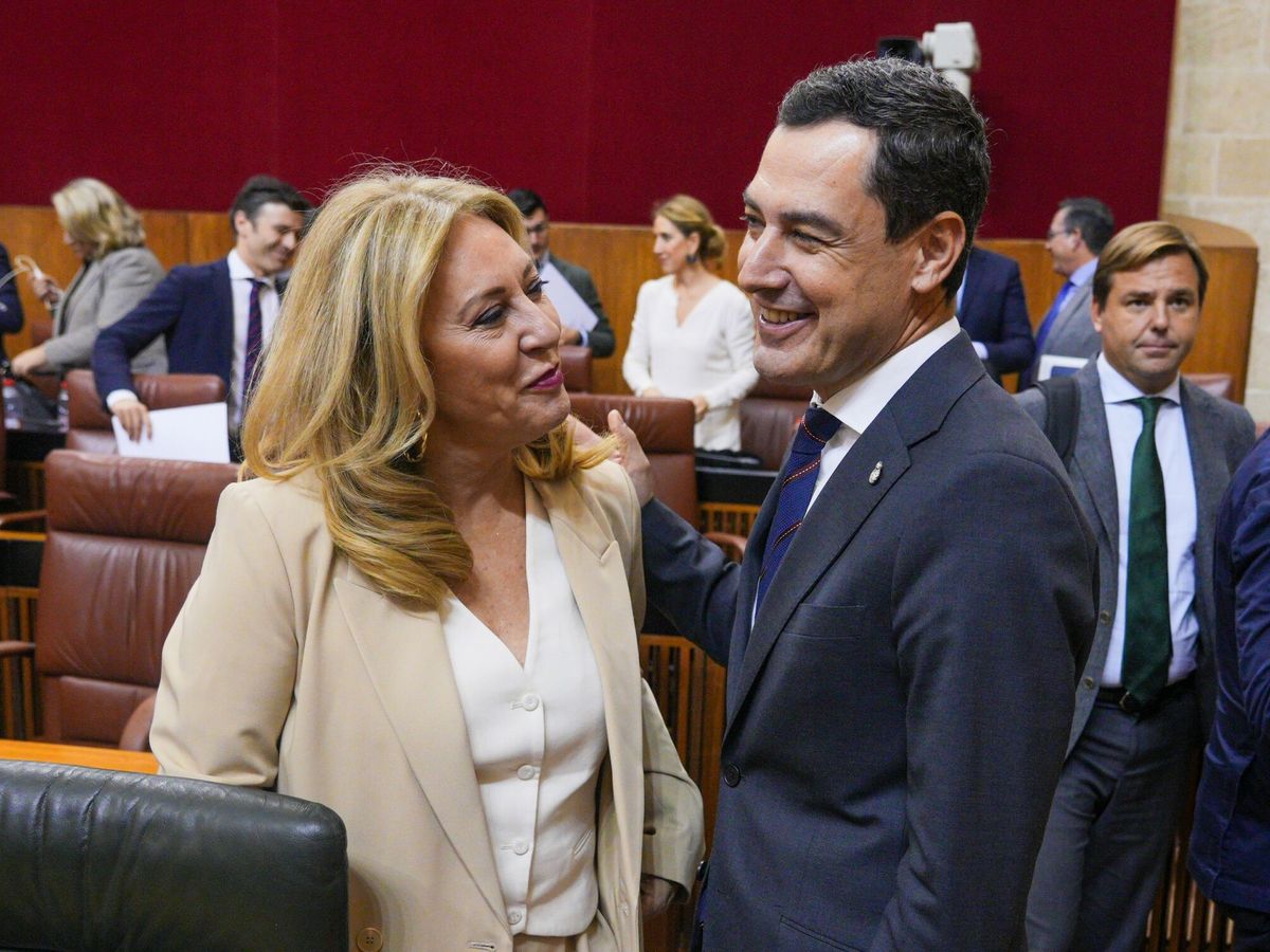 Foto: Juanma Moreno, con la consejera de Hacienda, Carolina España, en el Parlamento andaluz. (Europa Press / Francisco J. Olmo)