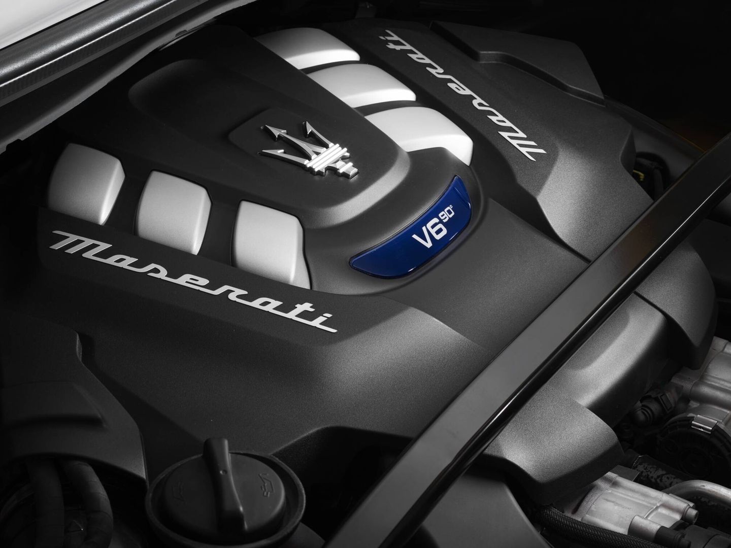 El motor V6 3.0 de gasolina de la versión Trofeo le permite alcanzar 285 km/h.