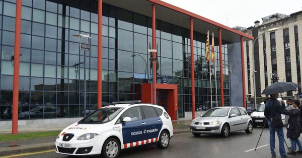 Foto: La guardia civil acude a la comisaría de los Mossos en Lleida a buscar pruebas del 1-O. (EFE)