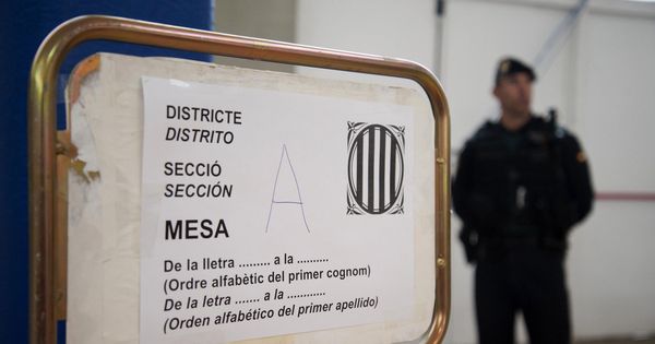 Foto: Agente de la Guardia Civil custodia el colegio de Sant Julià de Ramis (Girona) donde inicialmente tenía previsto votar Carles Puigdemont (Robin Townsend / EFE)