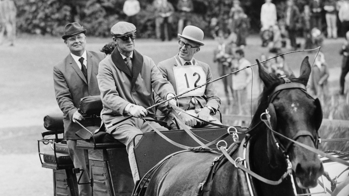 El duque de Edimburgo, en una competición de carros en 1976. (Getty)