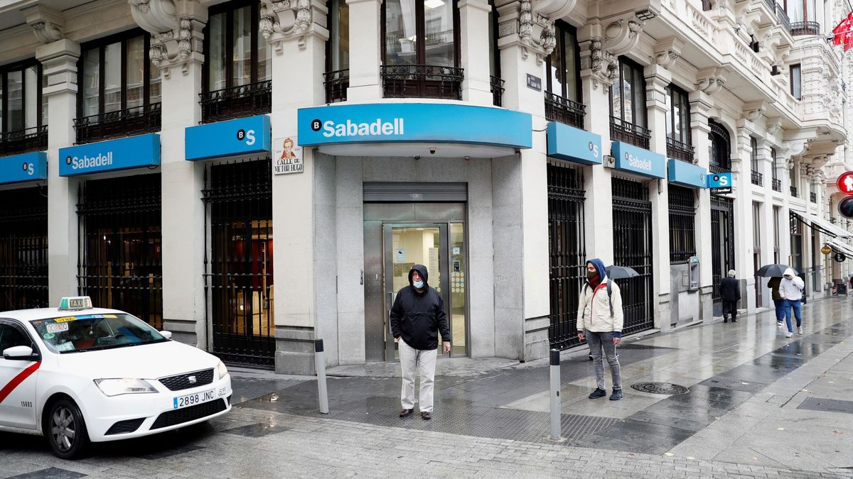 S&P dice que el fin de la fusión BBVA-Sabadell "es una mala noticia"