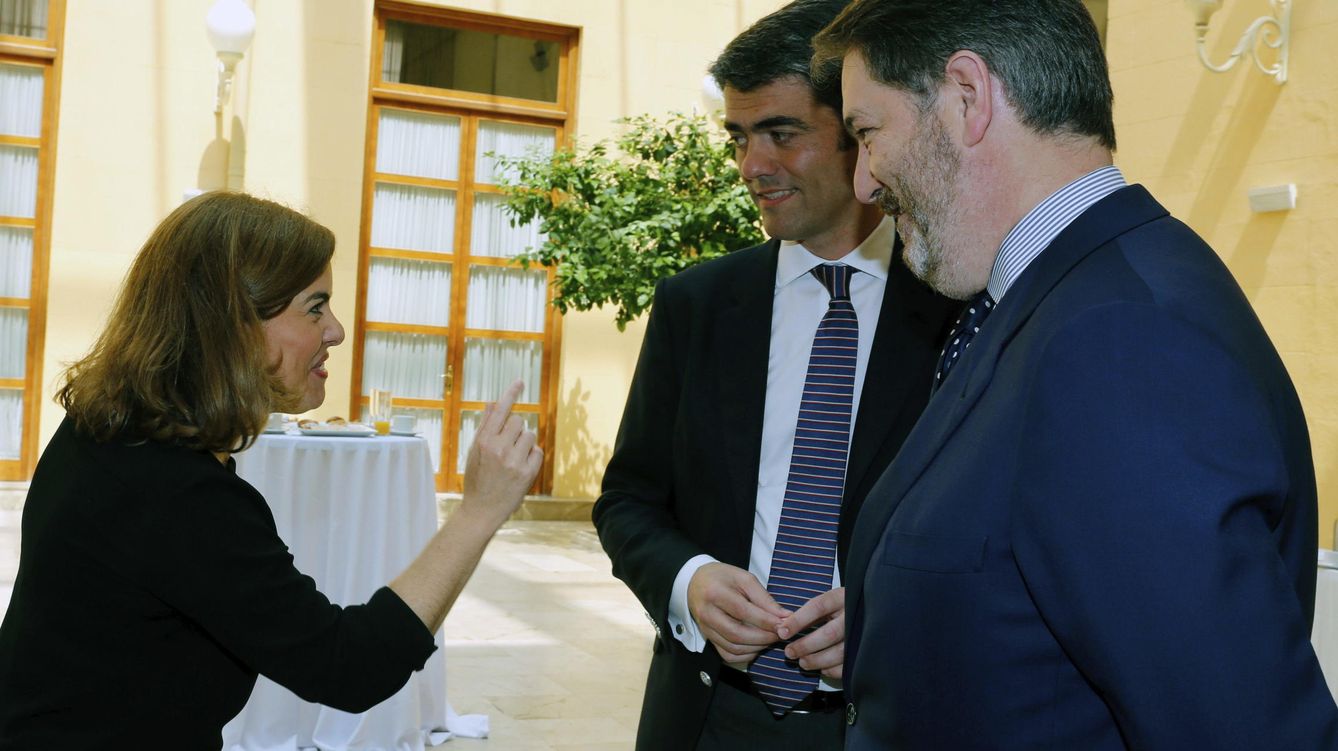 Foto: La vicepresidenta, Soraya Sáenz de Santamaría, con Luis Enríquez y Bieito Rubido. (EFE)