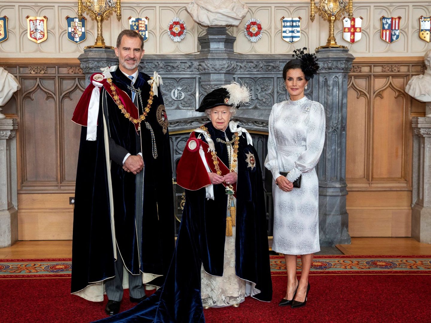 Felipe VI posa junto a la reina Isabel II y la reina Letizia tras ser investido nuevo caballero de la Orden de la Jarretera en 2019. (EFE)