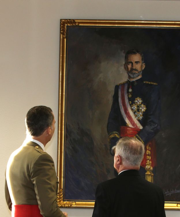 Foto: El Rey Felipe VI admirando un retrato suyo en una imagen de archivo (Gtres)