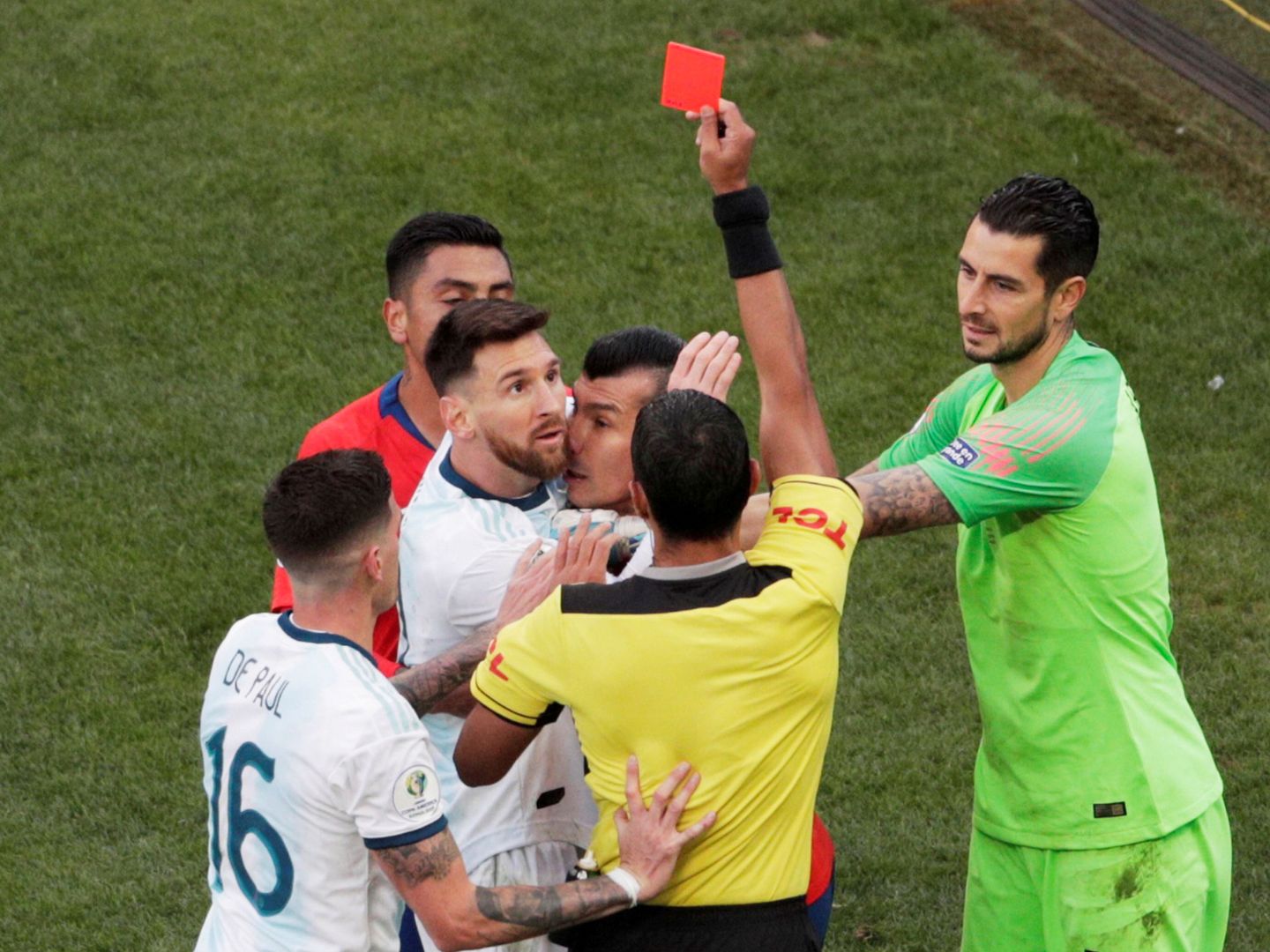 Messi, agarrado a Medel, ve cómo el árbitro les expulsa. (EFE)