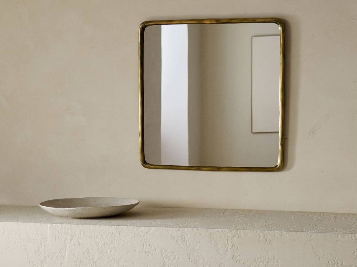 Foto: Espejo cuadrado con marco dorado de Zara Home. (Cortesía)