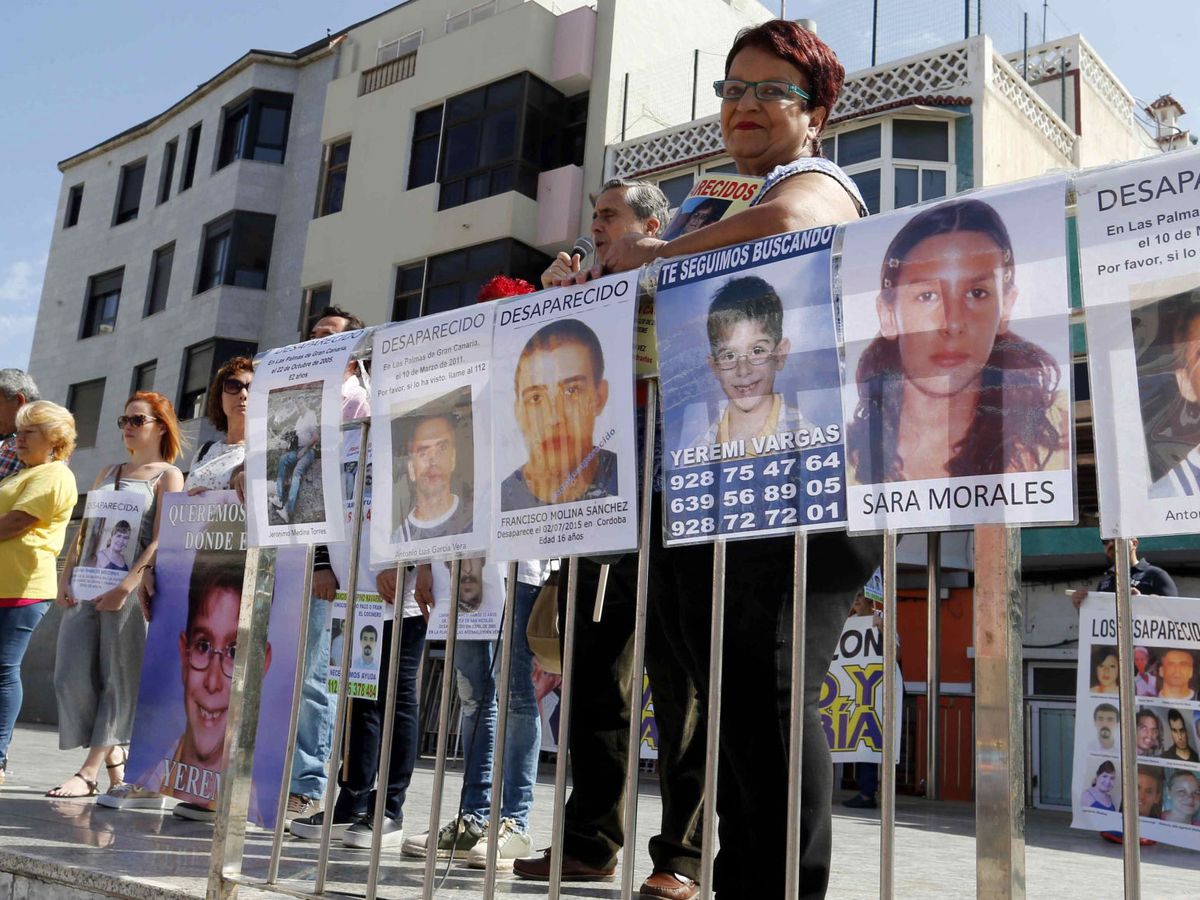 Foto: Familiares de desaparecidos, en una manifestación en Gran Canaria. (EFE/Elvira Urquijo A.)