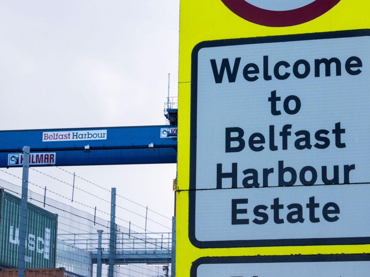 Foto: Un cartel da la bienvenida a los conductores a Belfast Harbour Estate en Belfast. (EFE/Liam Mcburney)