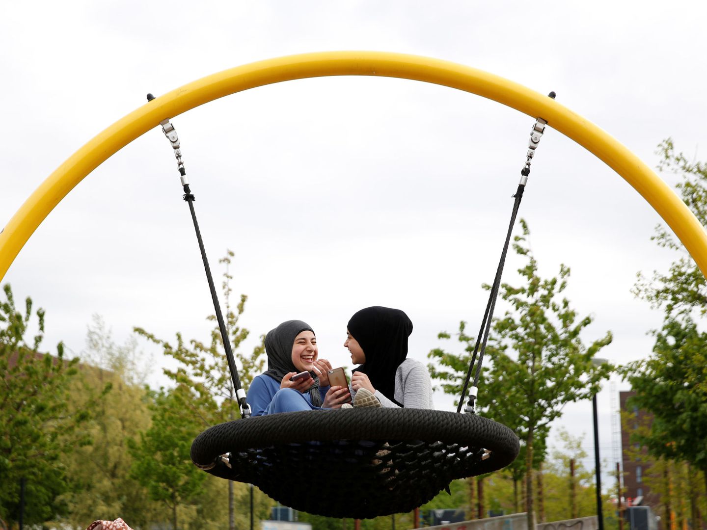 Dos jóvenes juegan en un parque en Mjølnerparken. (Reuters)