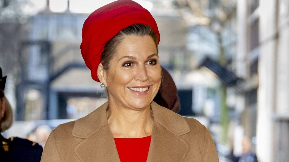 Máxima de Holanda y el turbante rojo con el que levanta el look que confirma la nueva tendencia de su armario