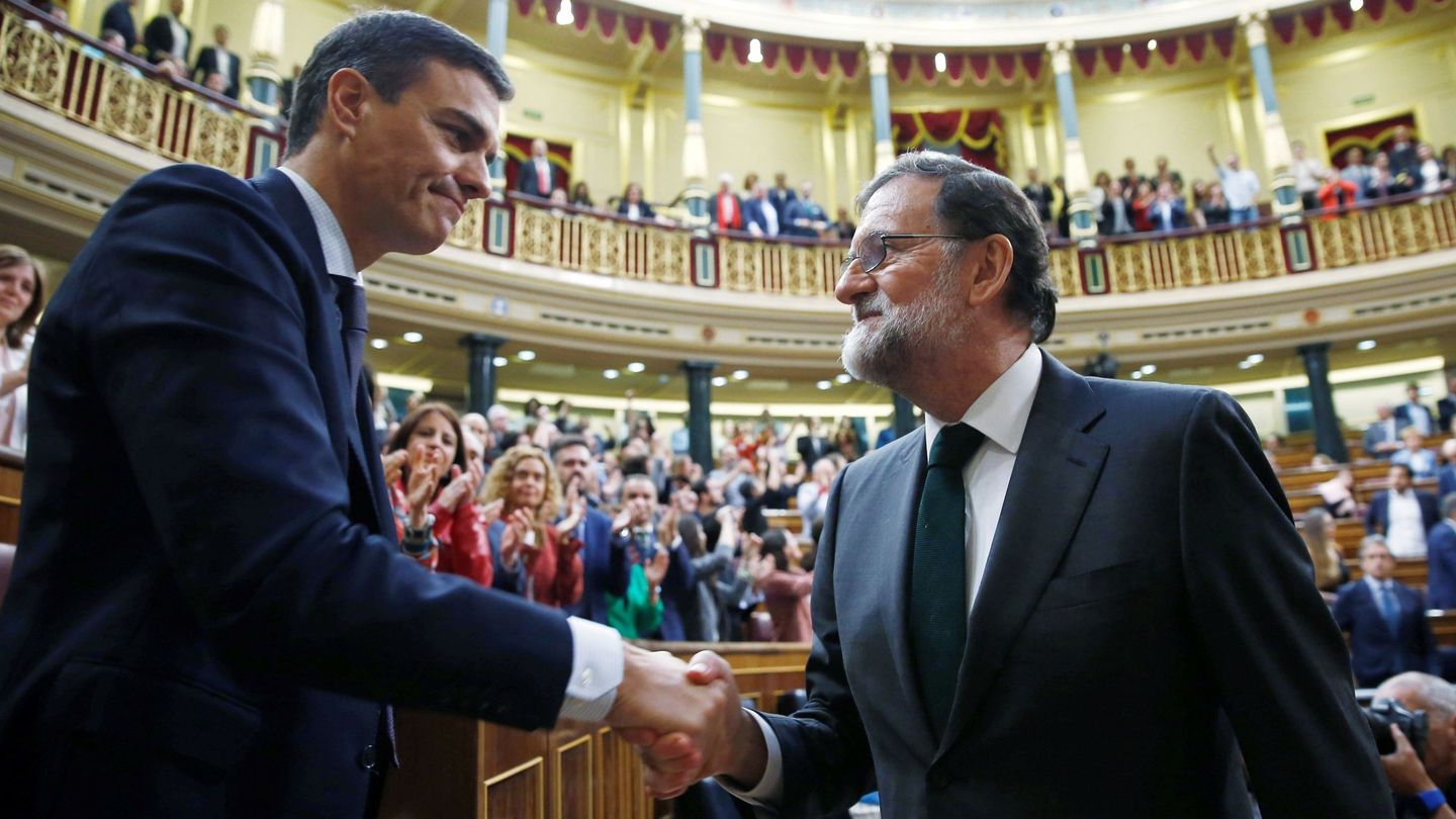 Mariano Rajoy felicita a Pedro Sánchez tras ganar la moción de censura. (EFE)
