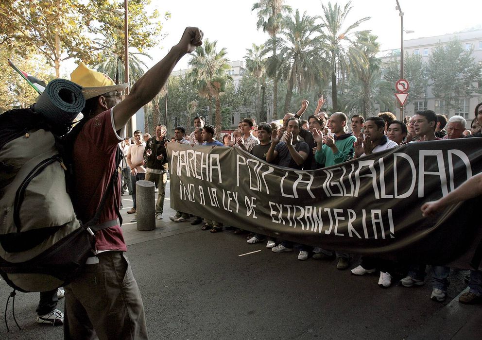 Foto: Marcha organizada por colectivos de inmigrantes en Barcelona para protestar contra la Reforma de la Ley de Extranjería. (Archivo EFE)