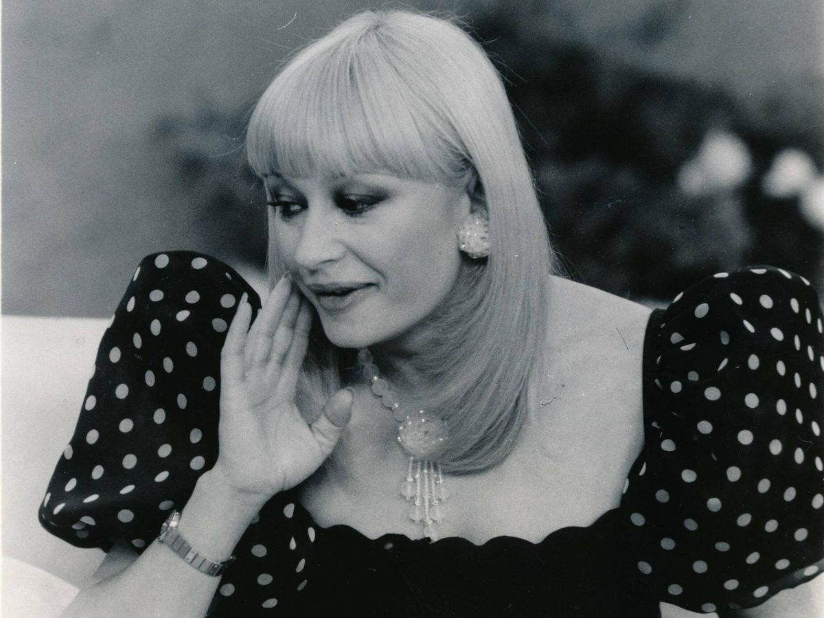 Foto: Raffaella Carrà, en uno de sus programas de televisión en la década de los 80. (Cordon Press)