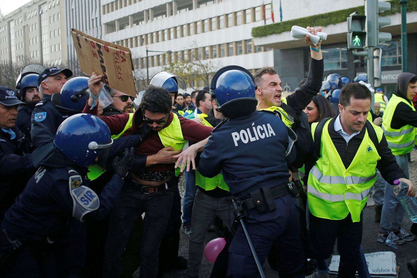 Un encontronazo entre algunos chalecos amarillos y la policía en Lisboa. (Reuters)