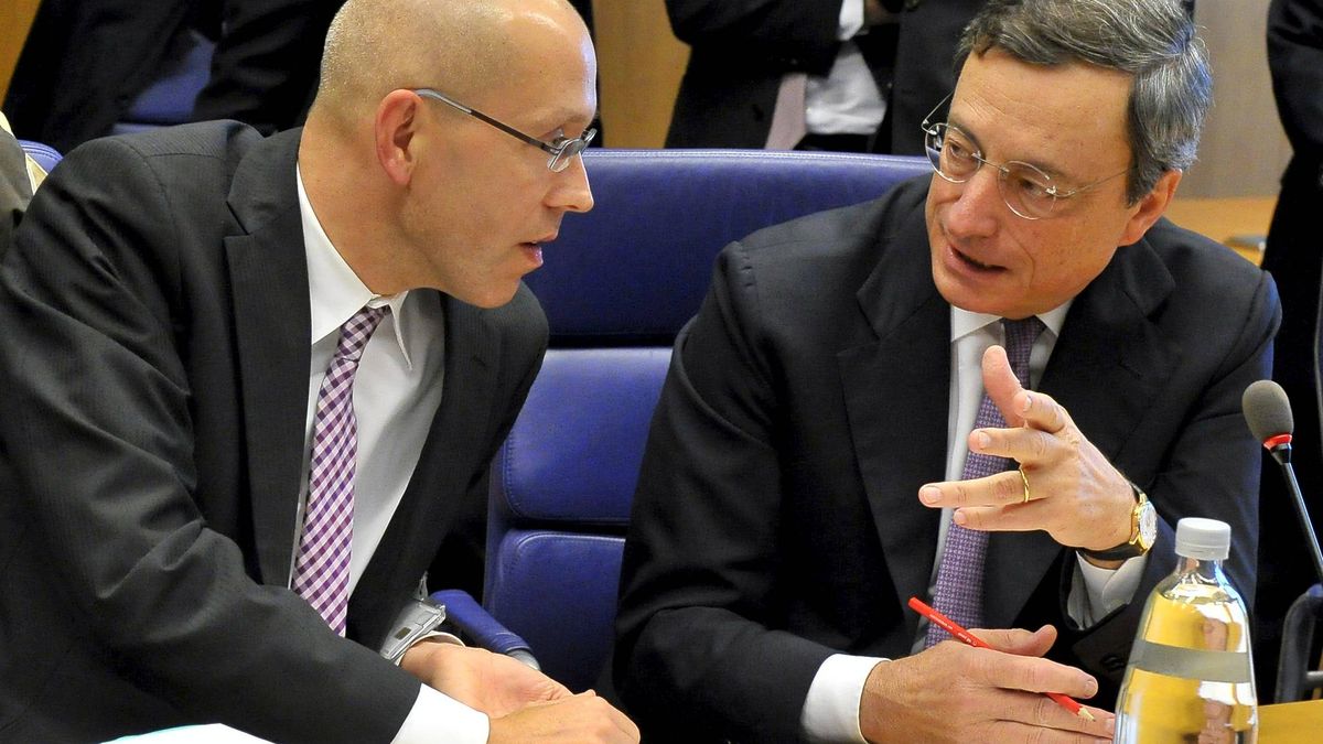 El adiós del 'amigo alemán' obliga a Draghi a maniobrar para no perder el control del BCE 