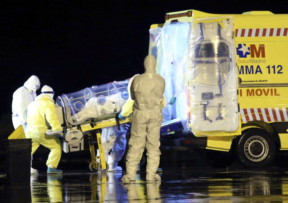 Foto: Traslado de uno de los religiosos españoles infectados por el ébola. (Efe)