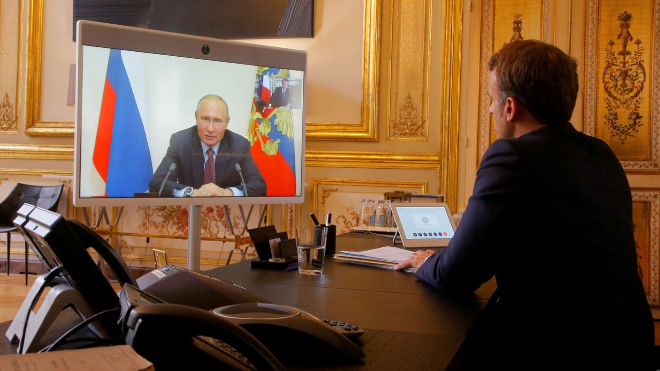 Foto: Macron, en una videoconferencia con Putin. (Reuters)