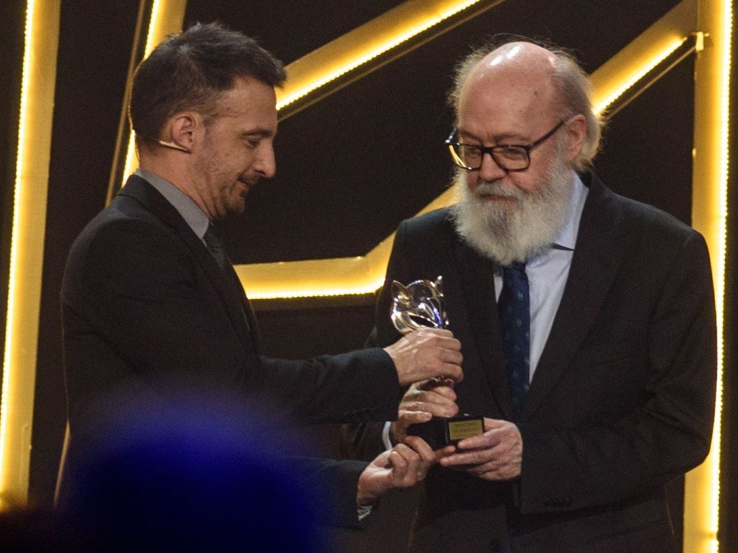 En los Premios Feroz de 2019, recibiendo el Premio de Honor de la mano de Alejandro Amenábar. (EFE)