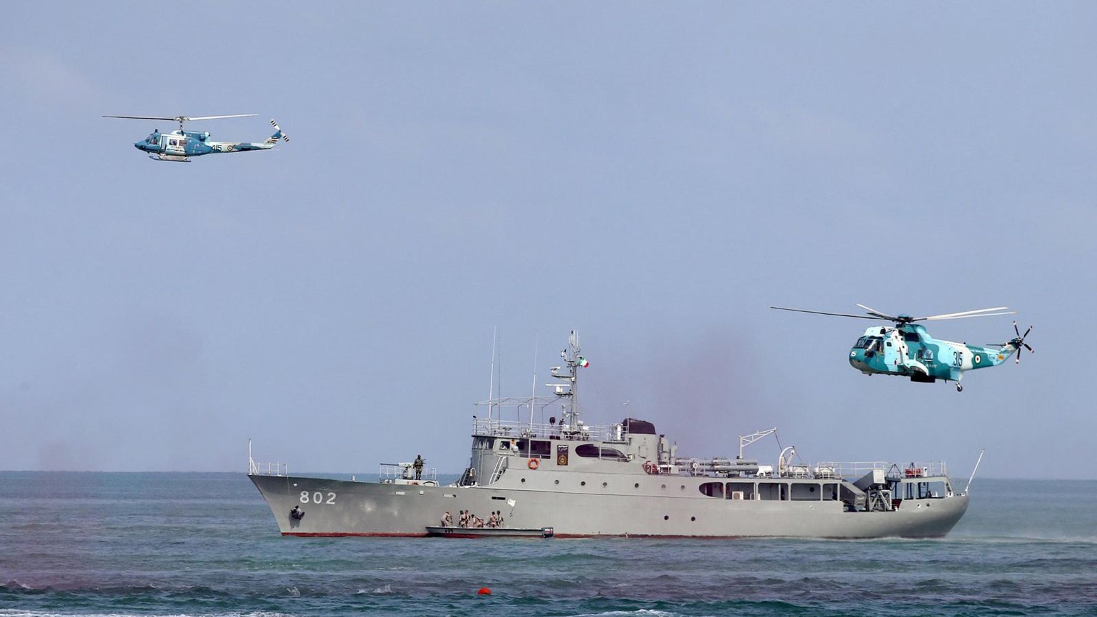 Foto: Helicópteros sobrevuelan un barco de la marina iraní durante una ceremonia de graduación en Nowshahr, el 30 de septiembre de 2015 (Reuters)