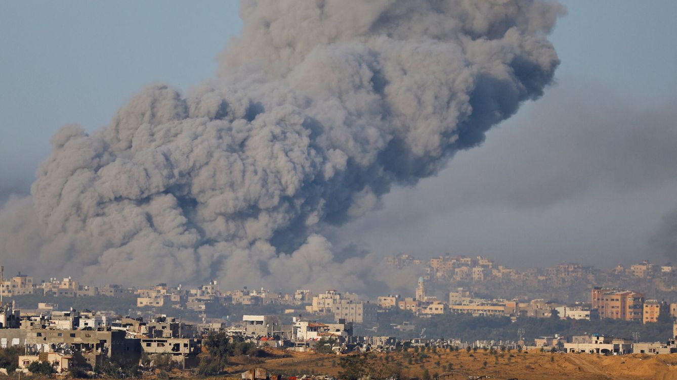 Foto: Nube de humo tras los bombardeos israelíes en Gaza. (Reuters/Alexander Ermochenko)