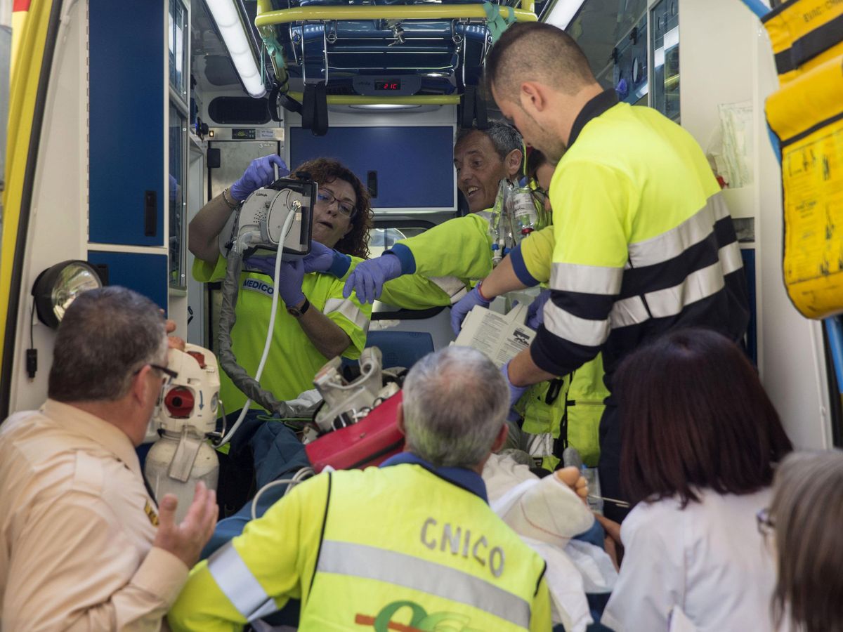 Foto: Una ambulancia en una imagen de archivo. (EFE/marcíal Guillén)