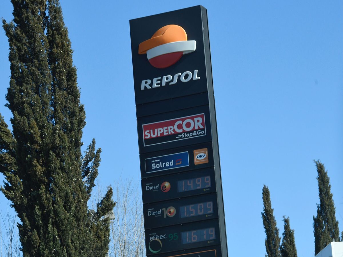Foto: Panel que muestra los precios de los distintos combustibles en una gasolinera de Madrid este domingo. (Efe/Víctor Lema)