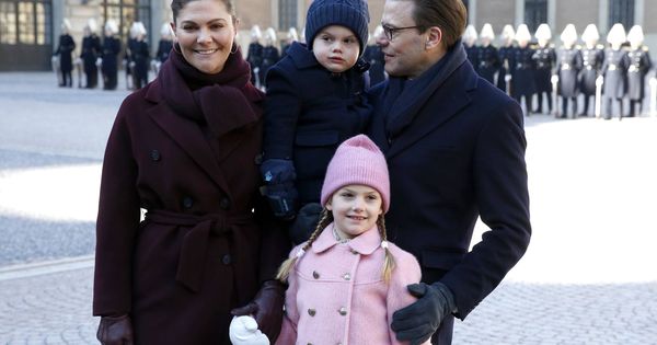 Foto: Estelle de Suecia con sus padres. (Getty)