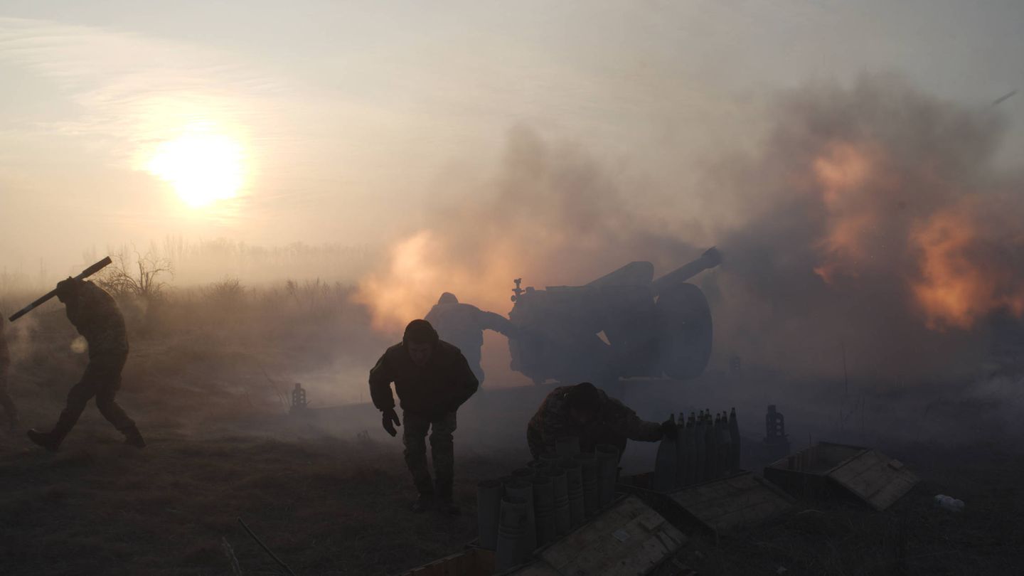 Efectivos del ejército ucraniano disparan piezas de artillería contra las milicias prorrusas cerca de Novoluhanske, Donetsk. (Reuters)