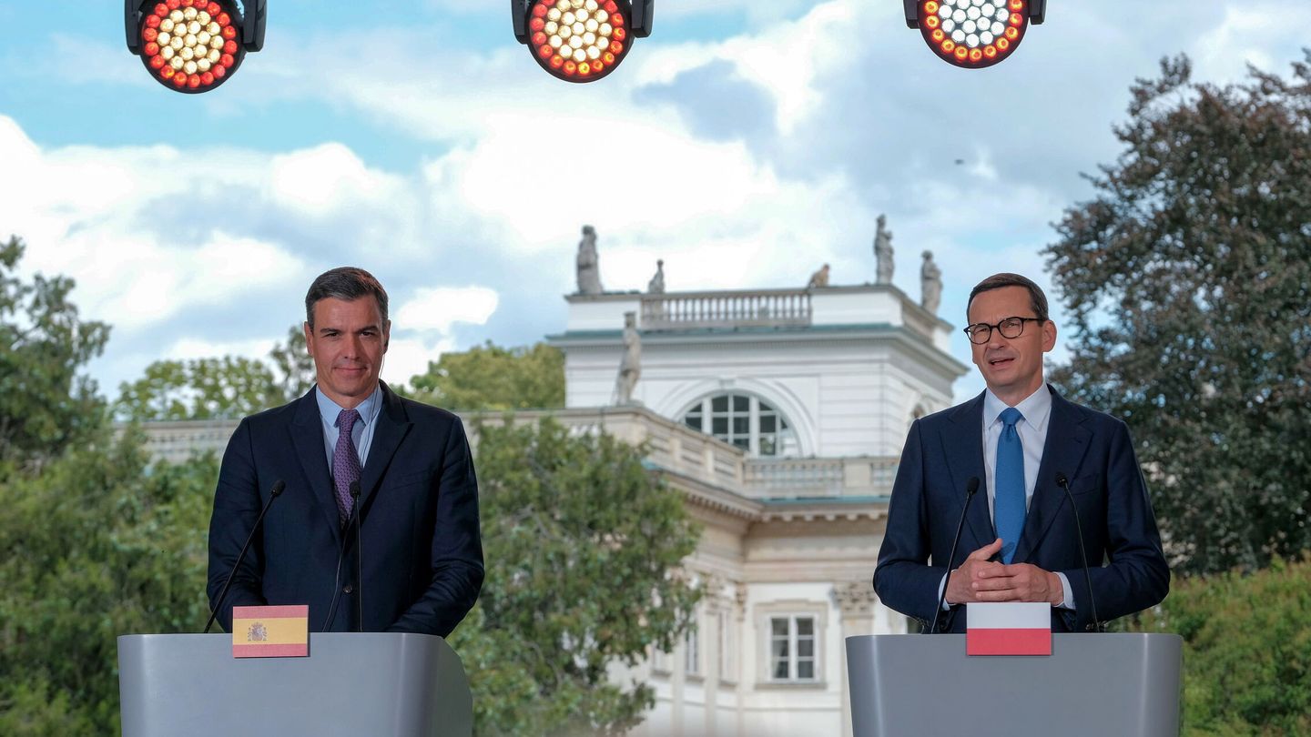 El jefe del Gobierno español, Pedro Sánchez, y su homólogo polaco, Mateusz Morawiecki en la XIV cumbre bilateral entre España y Polonia. (EFE/EPA/Mateusz Marek)