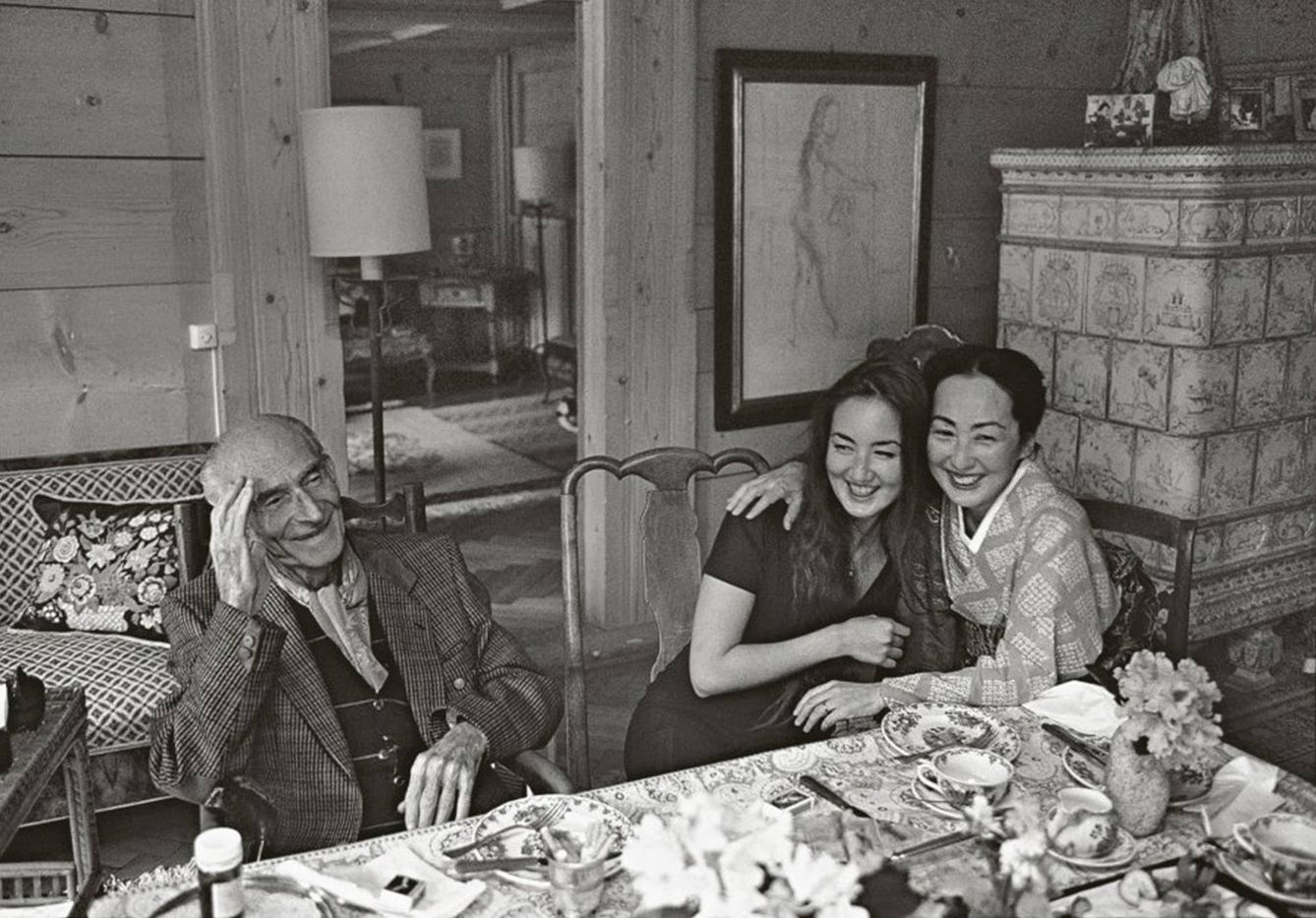 Balthus con Setsuko y su hija, Harumi, Rossinière, 1995. (© Bruno Barbey / Magnum Photos)