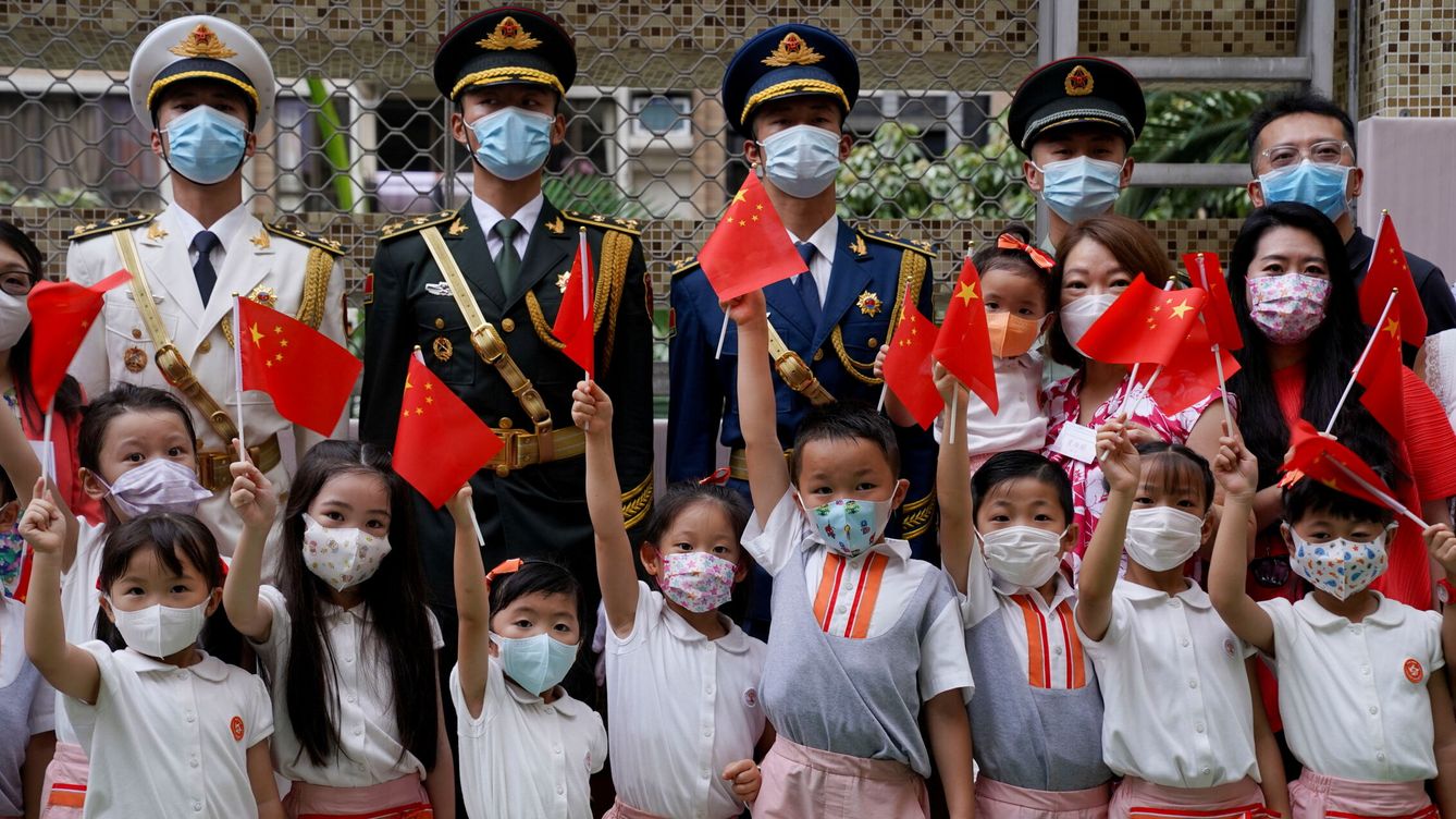 Foto: Estudiantes chinos con miembros del ejército chino en Hong Kong