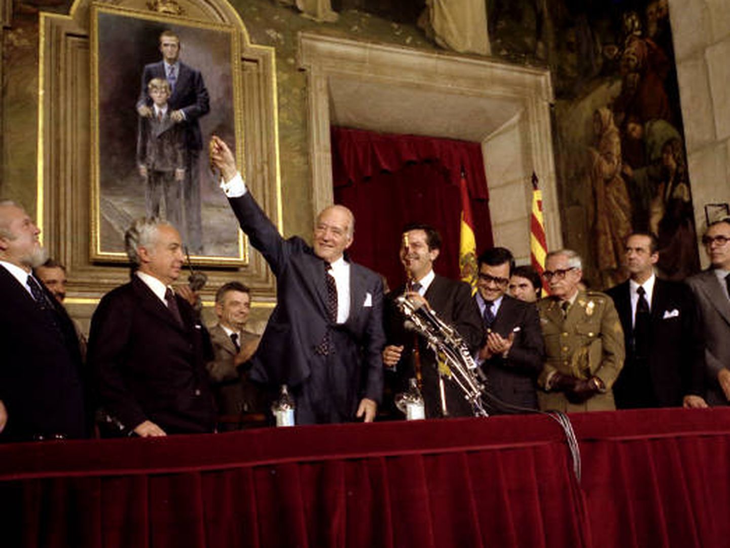Josep Tarradellas, junto al presidente Adolfo Suárez, levantando el medallón de la Generalitat de Cataluña | Foto: Generalitat
