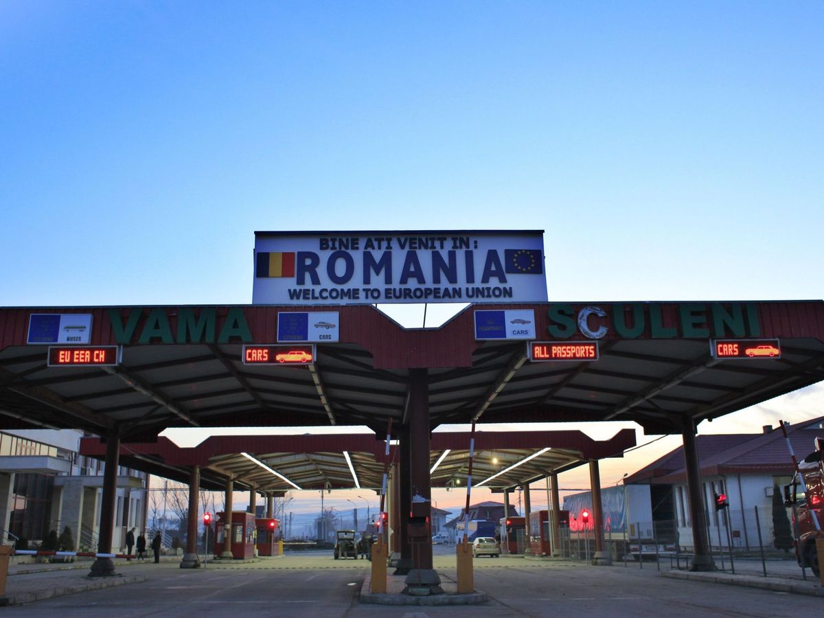 Foto: Un puesto de control en la frontera de Rumanía. (EFE/Robert Ghement)