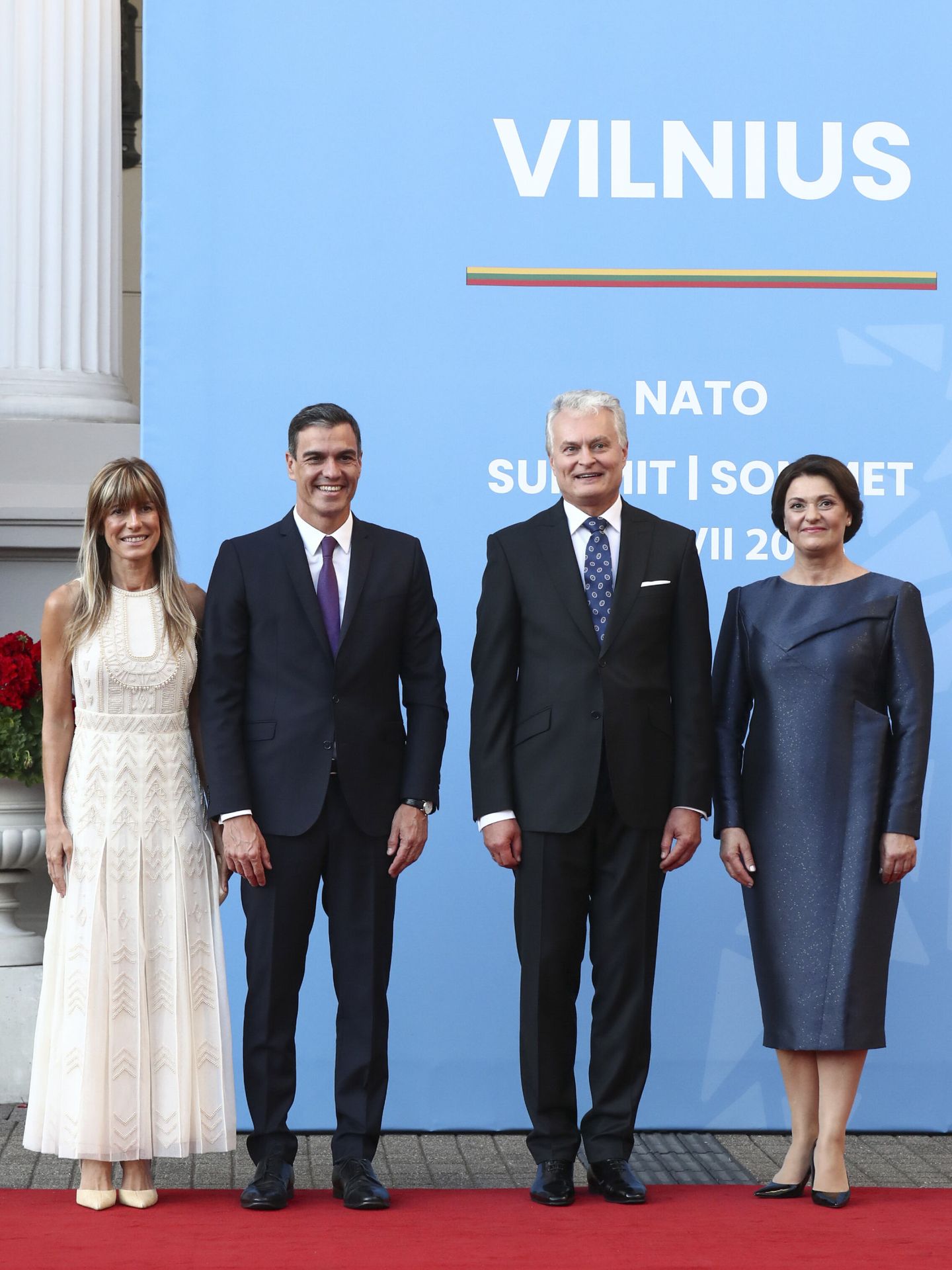 El presidente del Gobierno, Pedro Sánchez, y su mujer, Begoña Gómez, posan junto al presidente de Lituania, Gitanas Nausėda, y la primera dama lituana, Diana Nausėdienė, durante la cena oficial de jefes de Estado y de Gobierno que participan en la Cumbre de la OTAN en Vilna (Lituania). (EFE/Fernando Calvo)