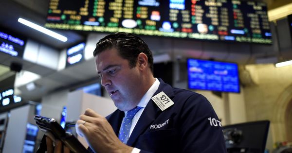 Foto: Un agente de cambio y bolsa opera en Wall Street en Estados Unidos. (EFE)