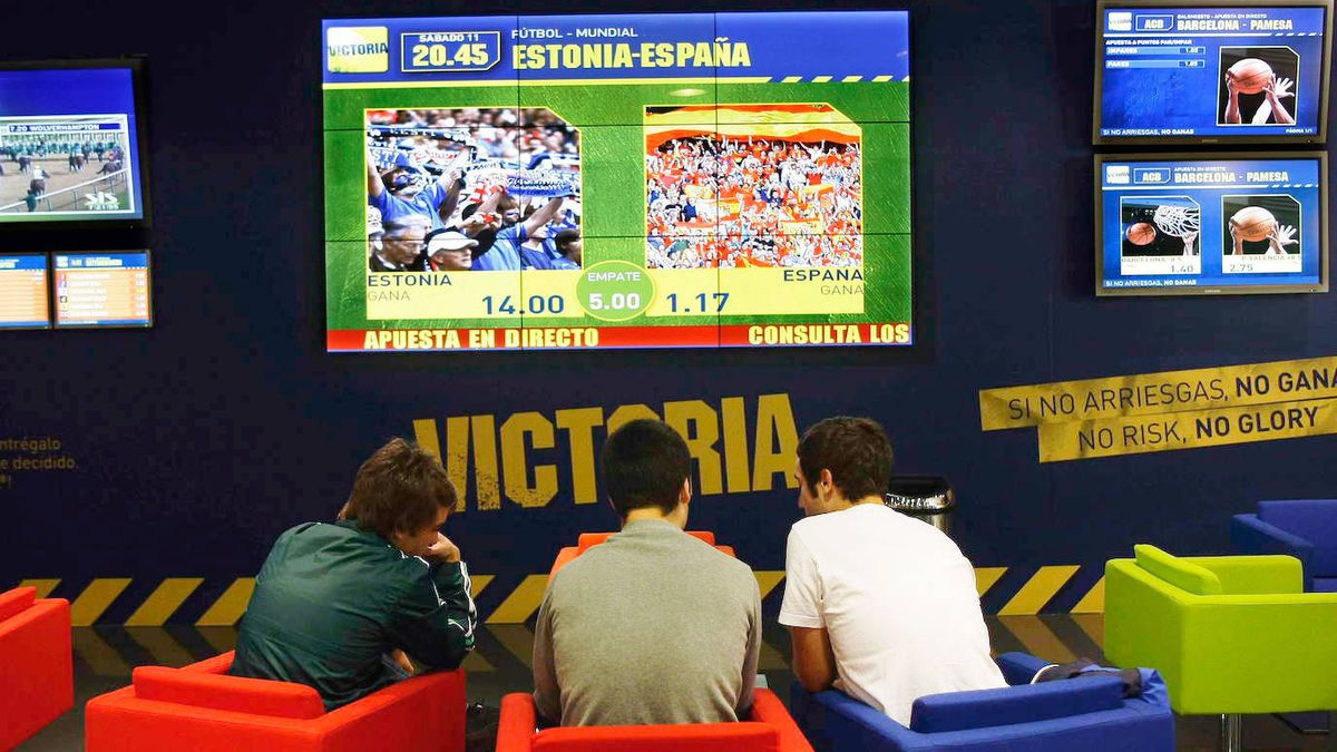 Garzón no tocará el fútbol, YouTube ni redes sociales en la ley de publicidad del juego