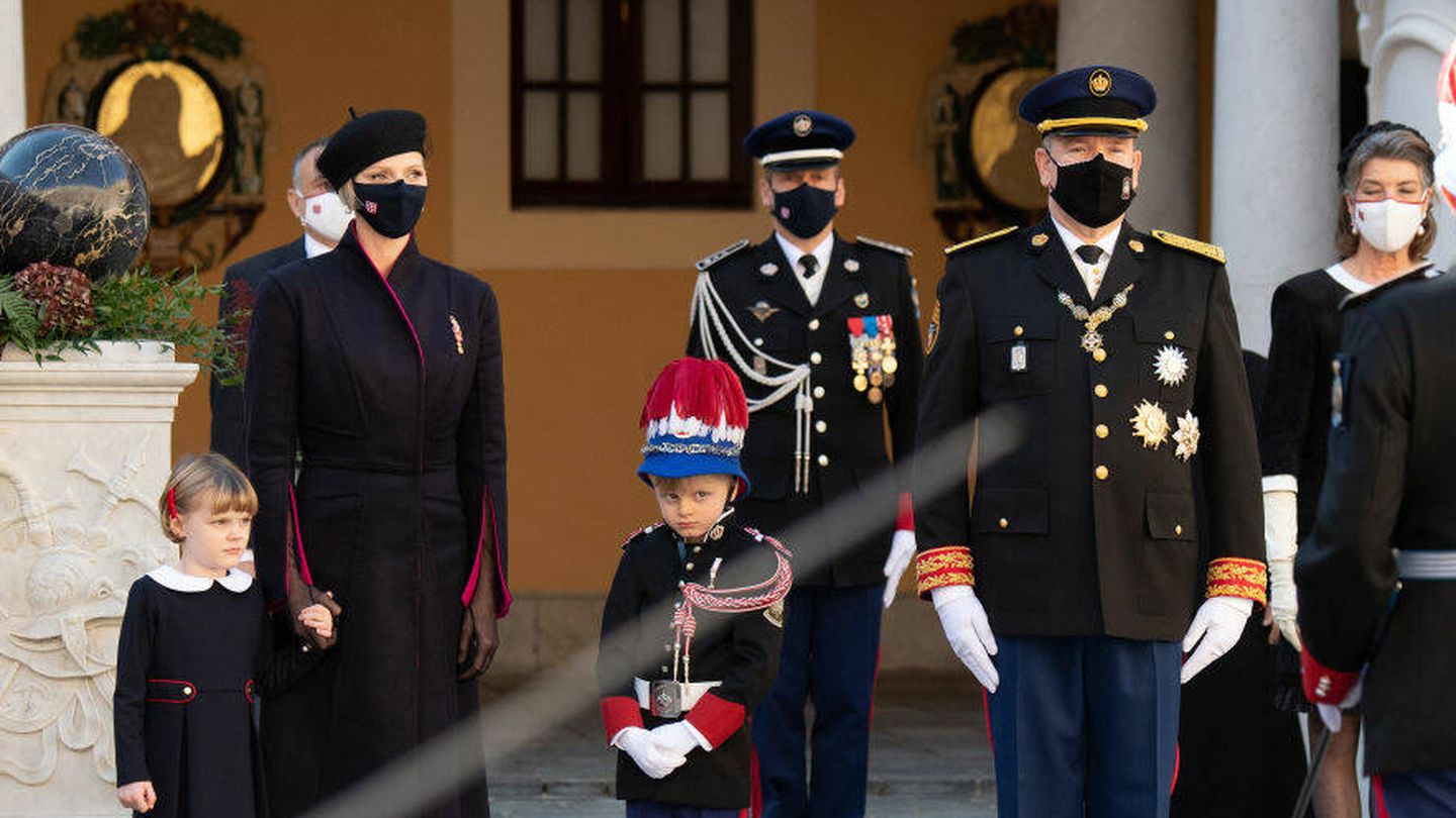Alberto y Charlène de Mónaco, con sus hijos en el Día Nacional de 2020. (Getty)