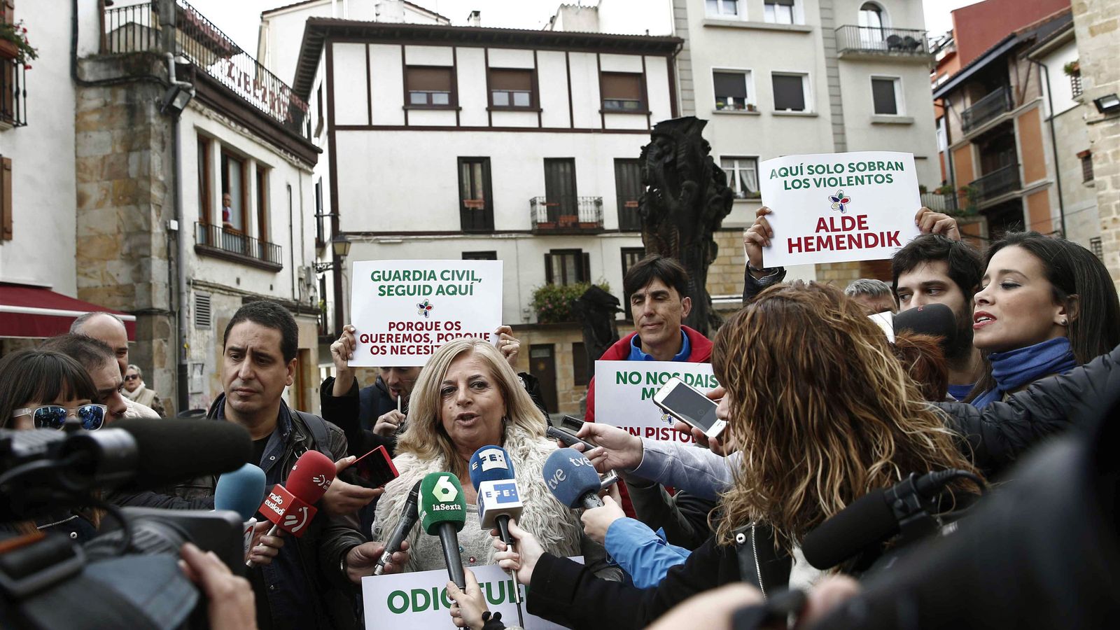 Foto: Consuelo Ordóñez, presidenta del colectivo Covite, y otras cuatro víctimas del terrorismo han defendido con pancartas la presencia de la Guardia Civil en la localidad navarra de Alsasua. (EFE)