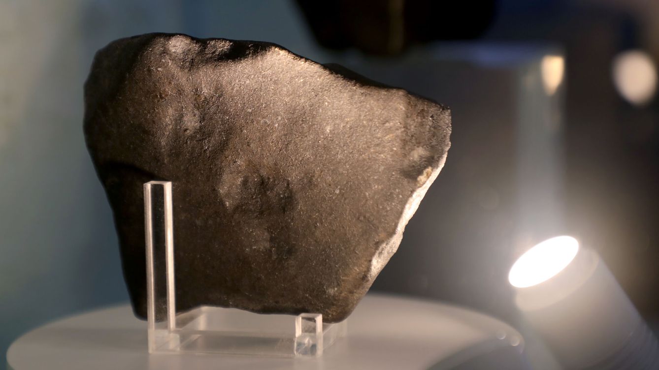 Foto: Fragmento del meteorito de Traspena encontrado el 18 de enero de 2021 en Galicia. (EFE)