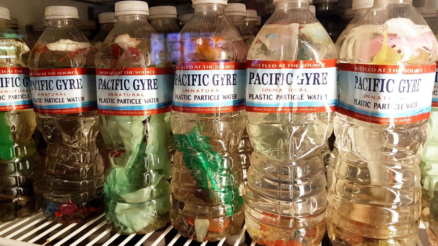 Foto: Vista de botellas con agua y plásticos recogidos en el océano, en Times Square (EFE: Jorge Fuentelsaz)