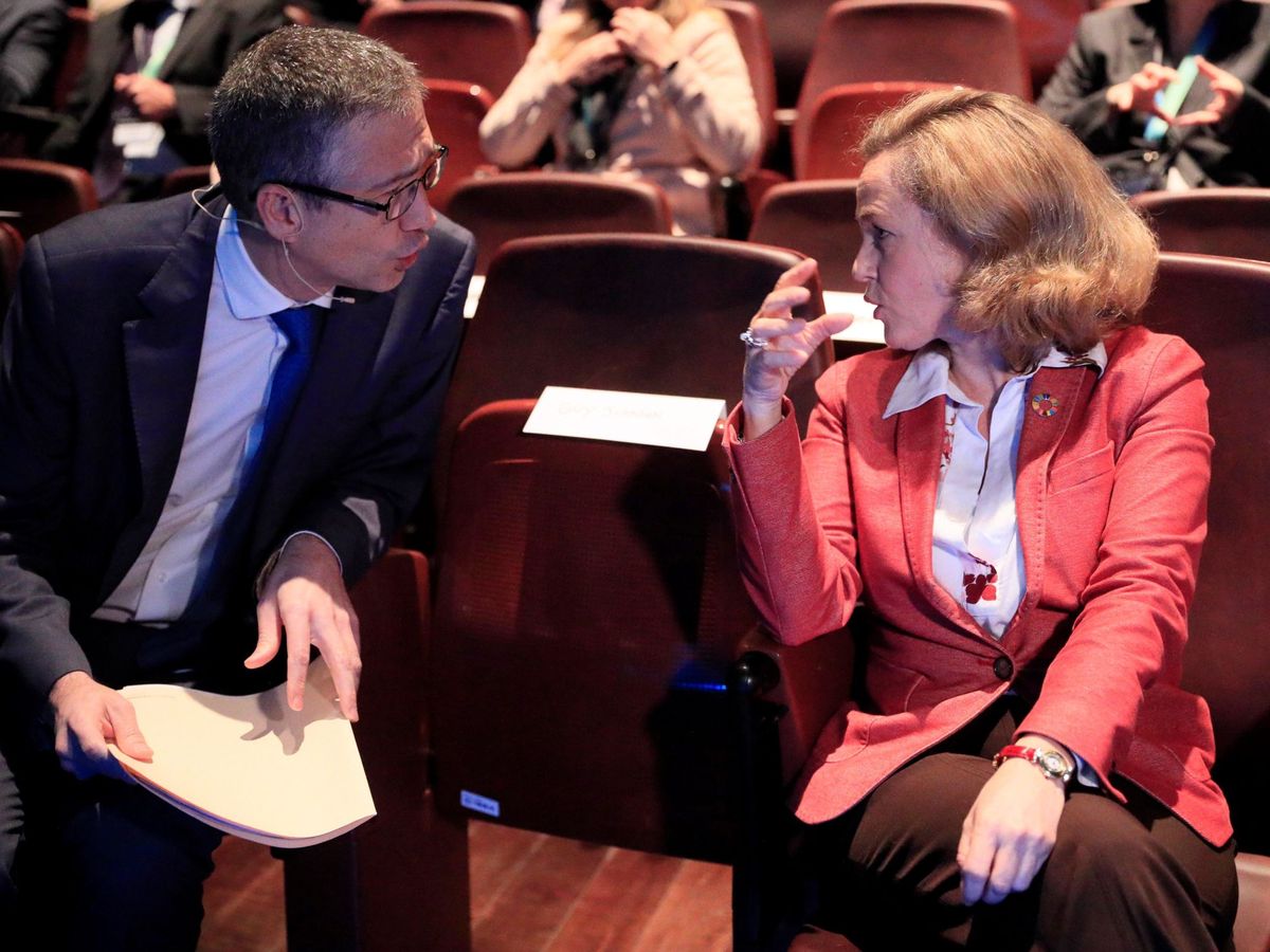 Foto: Nadia Calviño, vicepresidenta económica del Gobierno, y Pablo Hernández de Cos, gobernador del Banco de España. (EFE)